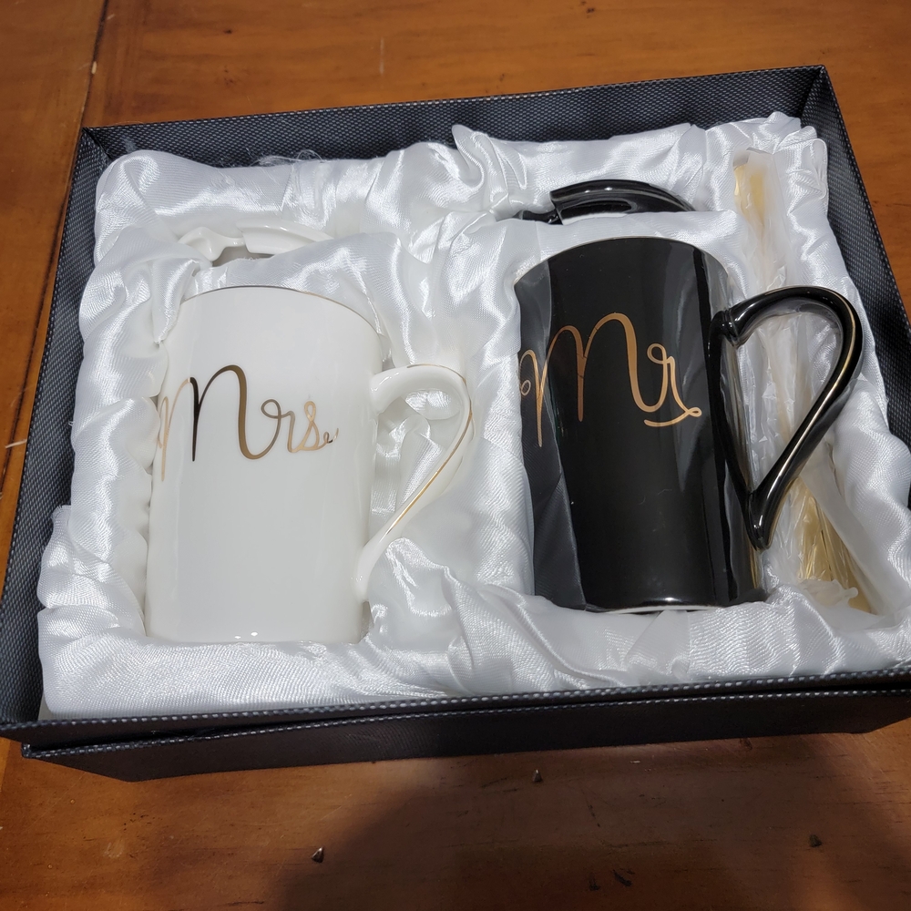 NWOT Mr. and Mrs. Black and White Mug Set